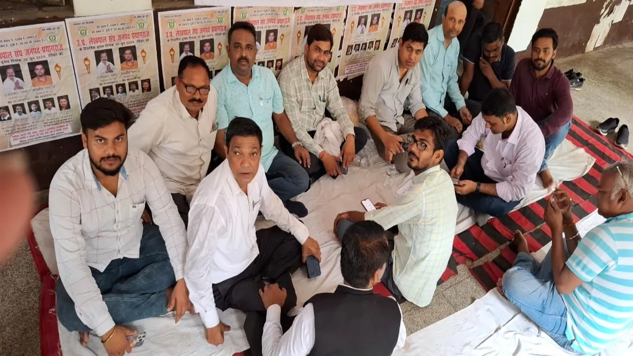 डीएम से मिला लेखपाल संघ :  दंपति को पीटने के मामले में धरना जारी