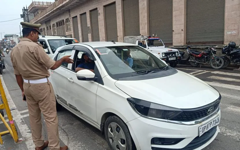 कासगंज: यातायात के नियमों की अनदेखी करने वाले वाहन चालकों पर कार्रवाई, 124 वाहनों के काटे गए ऑनलाइन चालान 