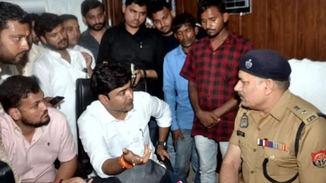 Kanpur: 25 हजार के इनामी को छुड़ाने पहुंचे भाजपा विधायक; समर्थकों संग मिलकर थाने में किया हंगामा, 'पुलिस मुर्दाबाद' के लगे नारे