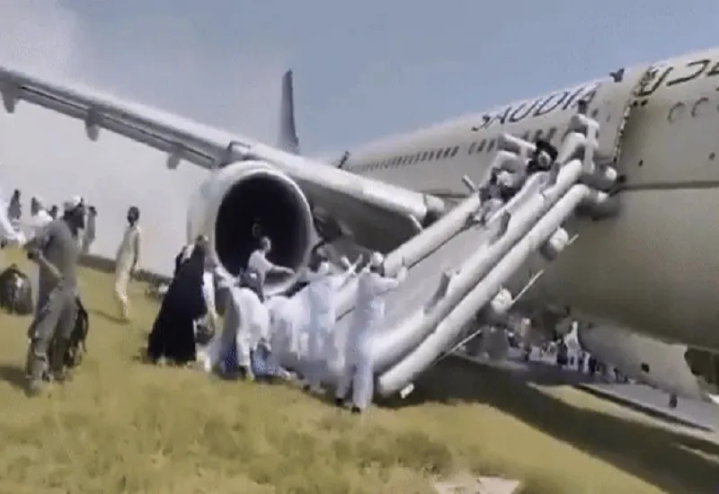 पेशावर हवाई अड्डे पर उतरते समय सऊदी एयरलाइंस के विमान में लगी आग, इमरजेंसी स्लाइड से निकाले गए यात्री