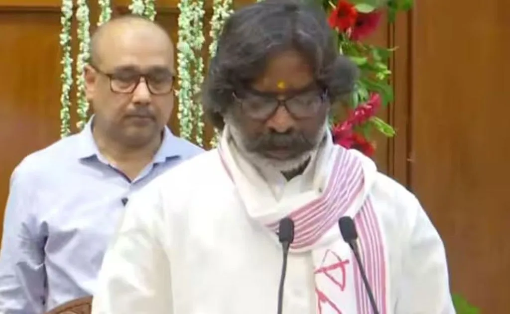 हेमंत सोरेन ने झारखंड के 13वें मुख्यमंत्री के रूप में ली शपथ, तीसरी बार बने राज्य के सीएम  