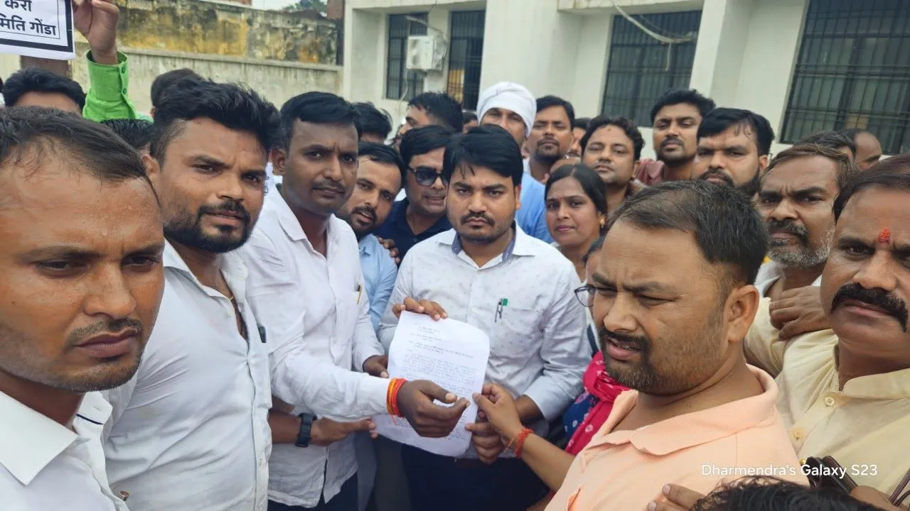 गोंडा: ऑनलाइन अटेंडेंस के विरोध में शिक्षकों ने घेरा बीए‌सए कार्यालय, सौंपा मांगपत्र