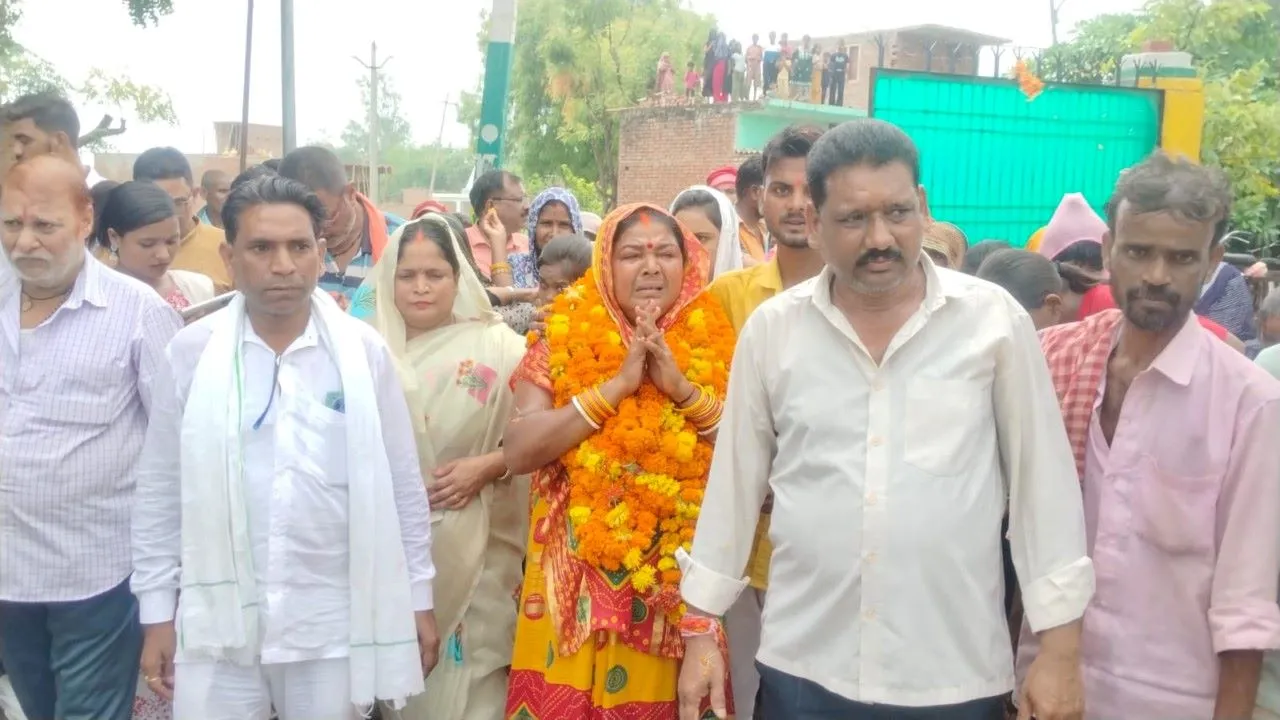 प्रतापगढ़ : चेयरमैन ने स्वच्छता कर्मी के पखारे पांव, दी विदाई