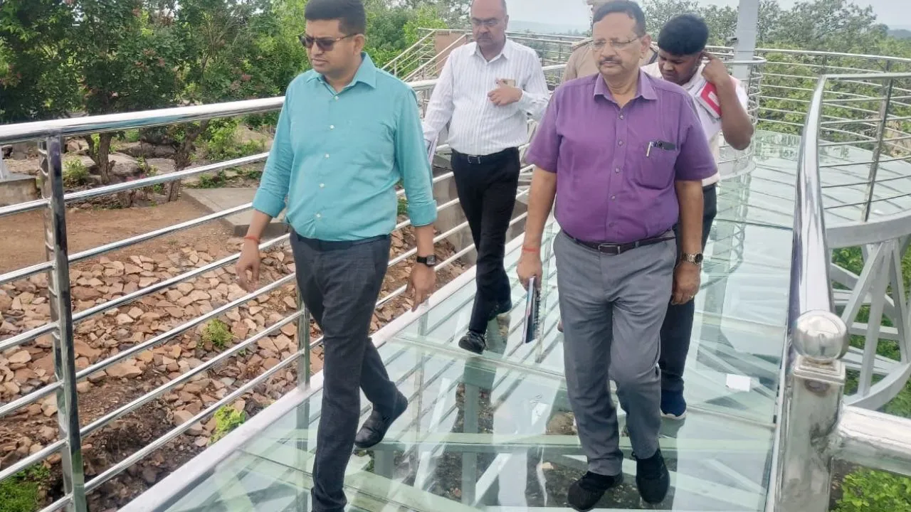 Chitrakoot: जिलाधिकारी ने स्काई ग्लास ब्रिज का किया मुआयना, ब्रिज बनाने वाली फर्म को ब्लैक लिस्ट करने के दिए आदेश