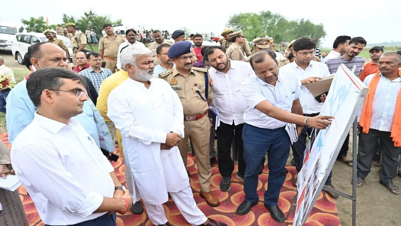 बाराबंकी : बीते सालों आई बाढ़ के आधार पर तैयार करें कार्य योजनाएं- स्वतंत्र देव सिंह 