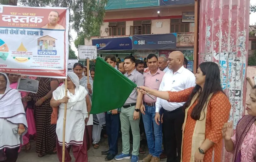 कासगंज: DM ने संचारी रोग नियंत्रण जनजागरूकता रैली को हरी झंडी दिखाकर किया रवाना 