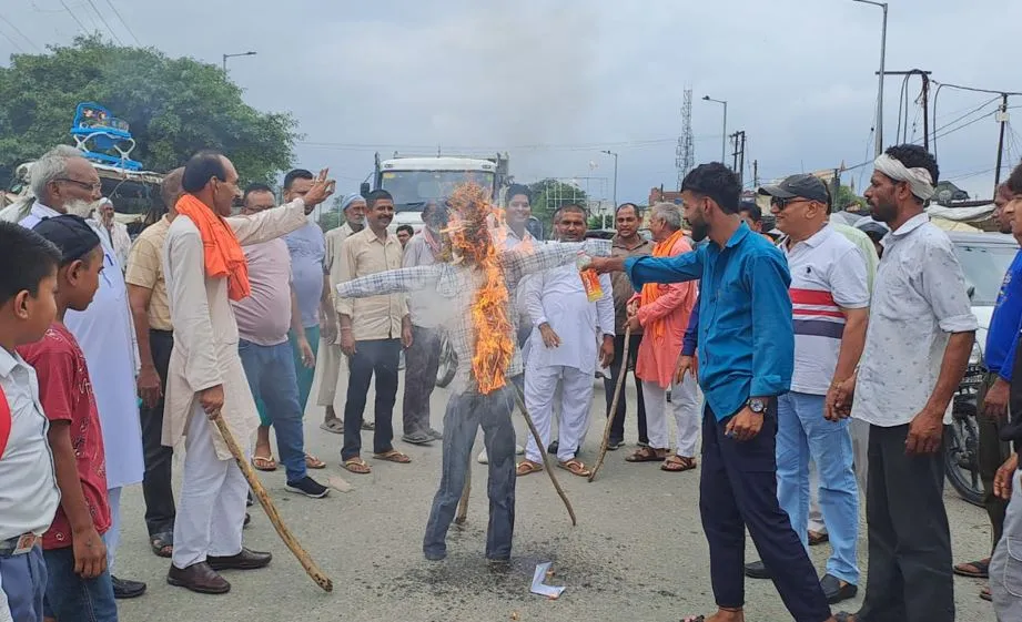 रामपुर: विश्व हिंदू महासंघ के पदाधिकारियों ने फूंका राहुल गांधी का पुतला, जिलाधिकारी को सौंपा ज्ञापन
