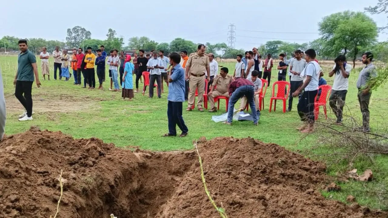 Hamirpur: खलासी की लू से मौत के मामले में आया नया मोड़; 18 दिन बाद कब्र से निकाला गया मृतक का शव, होगा पोस्टमार्टम