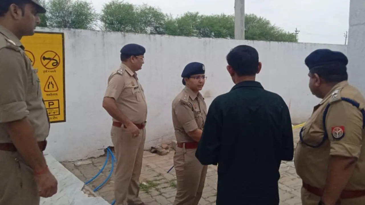 हमीरपुर में जांच करती पुलिस