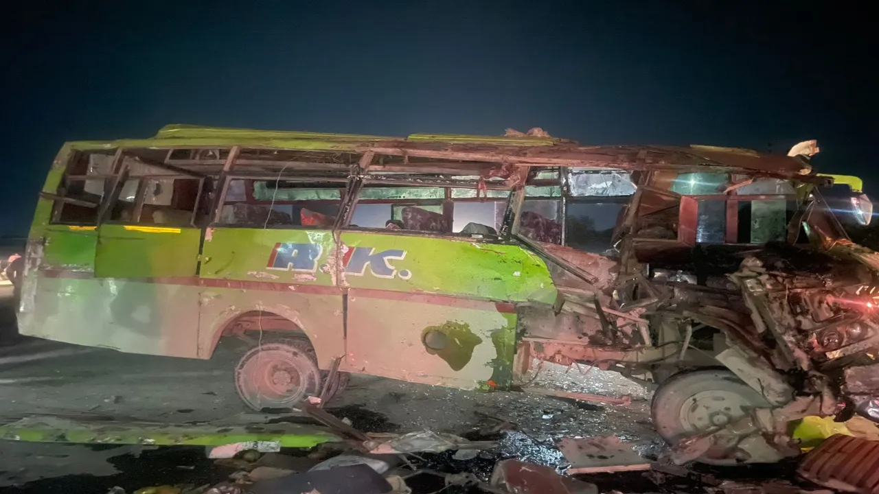 ओवरस्पीड़िंग : रोडवेज से टकरा कर निजी बस पलटी,दो की मौत, दर्जनों ज़ख्मी