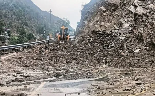 टनकपुर: मलबा आने से दो घंटे बंद रहा टनकपुर- चम्पावत एनएच  