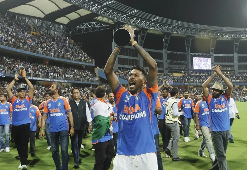 IPL के खलनायक हार्दिक पांड्या वर्ल्ड कप नायक बनकर लौटे मुंबई, वानखेड़े में गूंजे 'हार्दिक...हार्दिक' के नारे