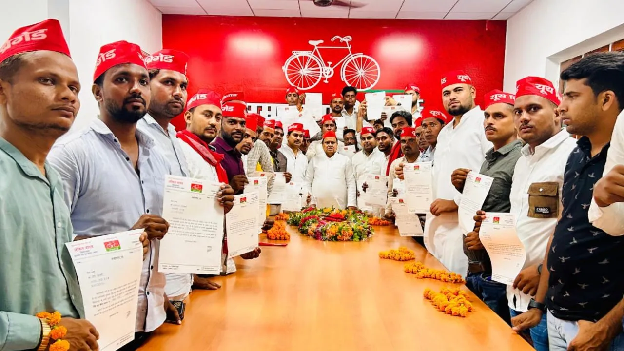 Unnao News: यूथ बिग्रेड की 51 सदस्यों की कमेटी घोषित, बांटे मनोनयन पत्र