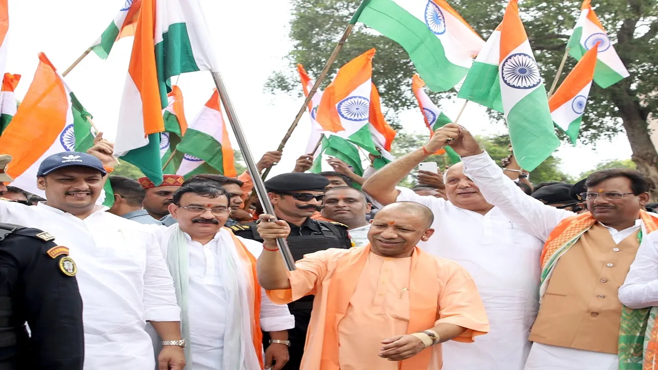 सीएम योगी ने तिरंगा यात्रा बाइक रैली को दिखाई हरी झंडी, बोले- 'तिरंगा एक भारत श्रेष्ठ भारत का भी प्रतीक है'