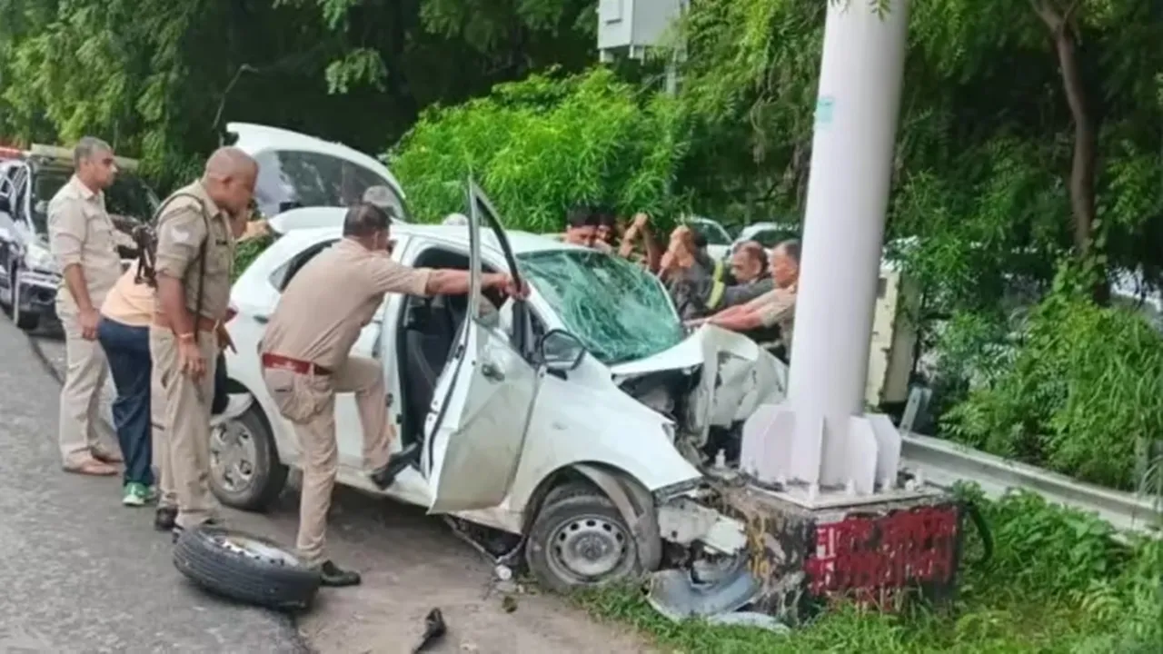 नोएडा: पोल से टकराई कार, दो सगे भाई समेत तीन युवकों की मौत