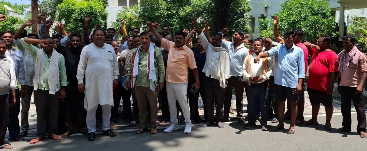 रुद्रपुर: सिडकुल में दुकान नहीं लगाने देने से रेहड़ी, खोमचे वालों में आक्रोश, प्रदर्शन