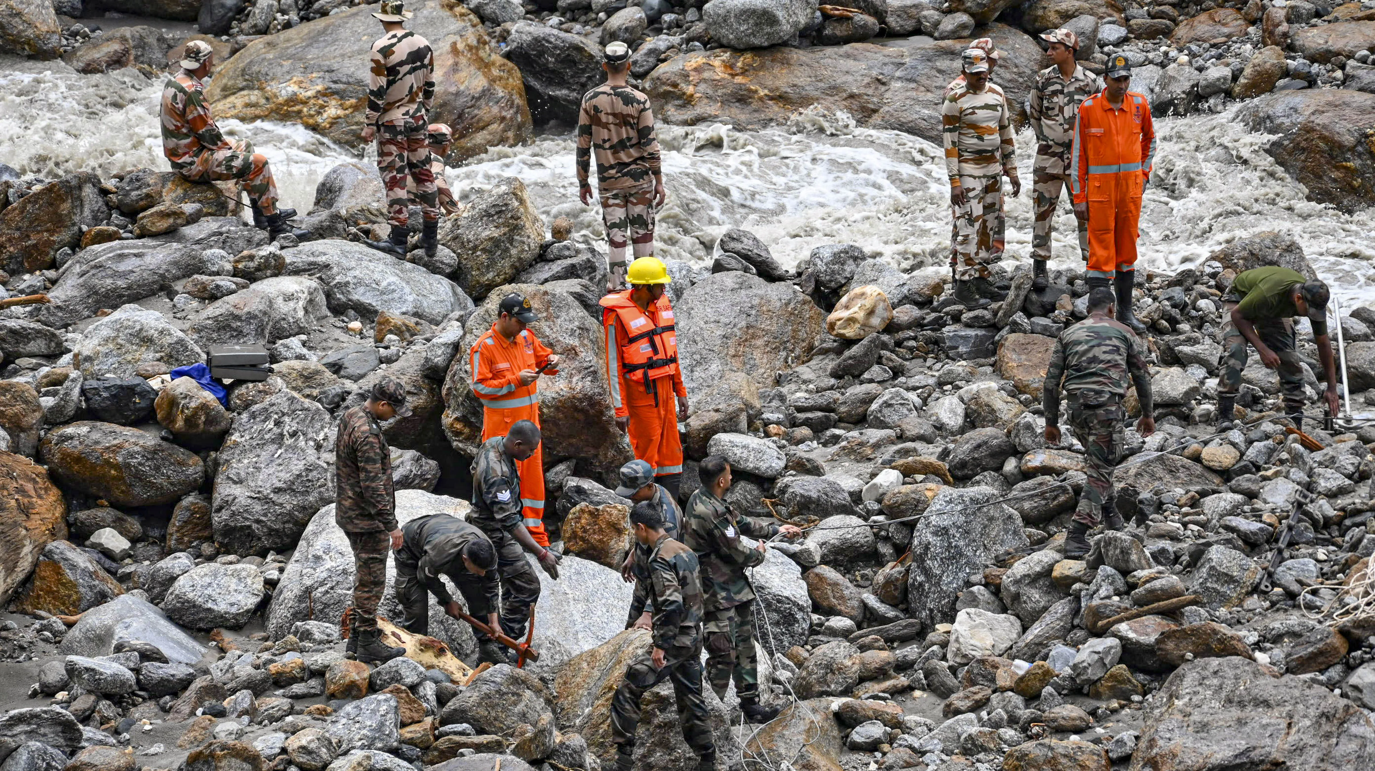 हिमाचल: बादल फटने की घटना में मरने वालों की संख्या हुई आठ, लापता 45 लोगों की खोज के लिए अभियान जारी