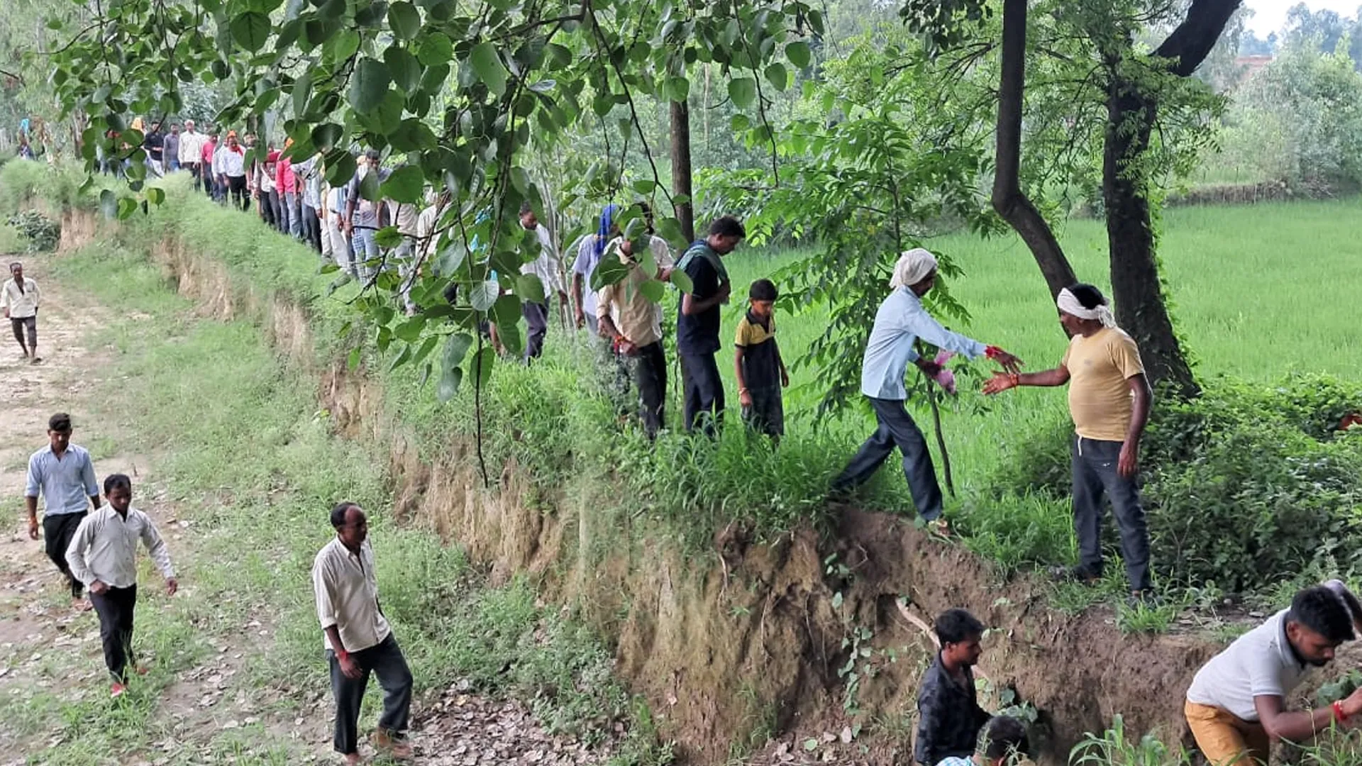 बरेली: 78 साल में भी श्मशान जाने के लिए नहीं मिला रास्ता, खेतों से लेकर जाते हैं अर्थी