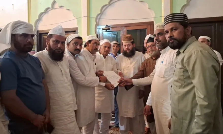 बरेली: प्रियंका गांधी का शोक संदेश लेकर खानकाह ए नियाजिया पहुंचे कांग्रेसी