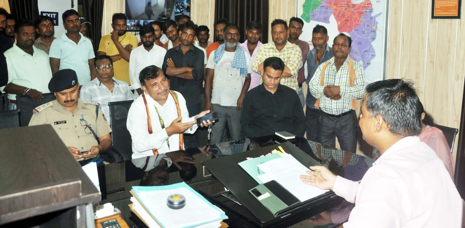 रुद्रपुर: सामान जब्त होने से भड़के रेहड़ी-खोमचे वाले