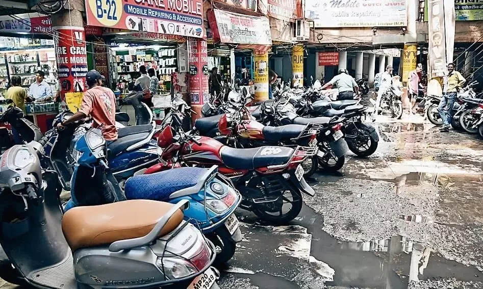 हल्द्वानी: जिला प्रशासन की काहिली - 44 बेसमेंट में से 32 में पार्किंग के बजाय चल रही दुकान-गोदाम