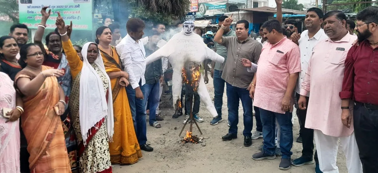 रुद्रपुर: नर्स हत्याकांड का मुद्दा गरमाया, मुख्यमंत्री का फूंका पुतला