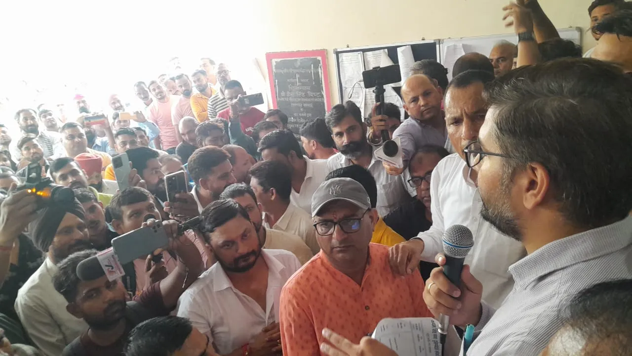 रुद्रपुर: फिटनेस सेंटर की अनियमितता के खिलाफ भड़के ट्रांंसपोर्टर