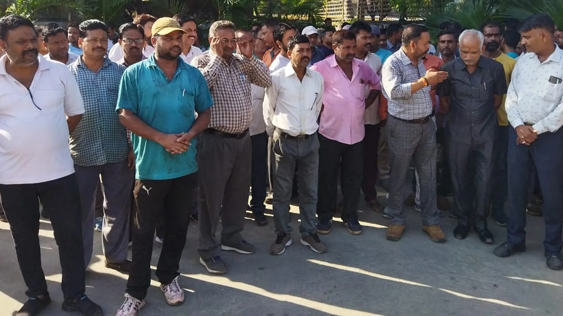 लखीमपुर खीरी: स्थानांतरण से खफा चीनी मिल कर्मियों ने की टूल डाउन स्ट्राइक...