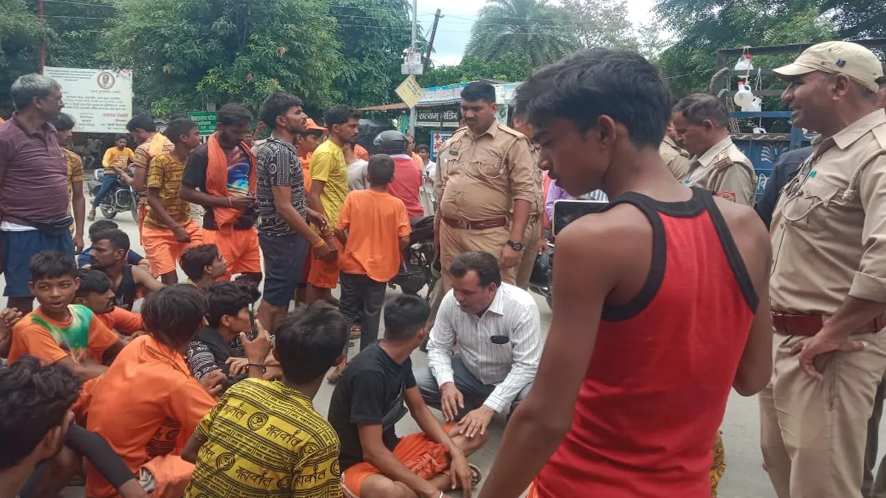 सीतापुर: ट्रैक्टर की चपेट में आए दो कांवड़िये घायल, लगाया जाम