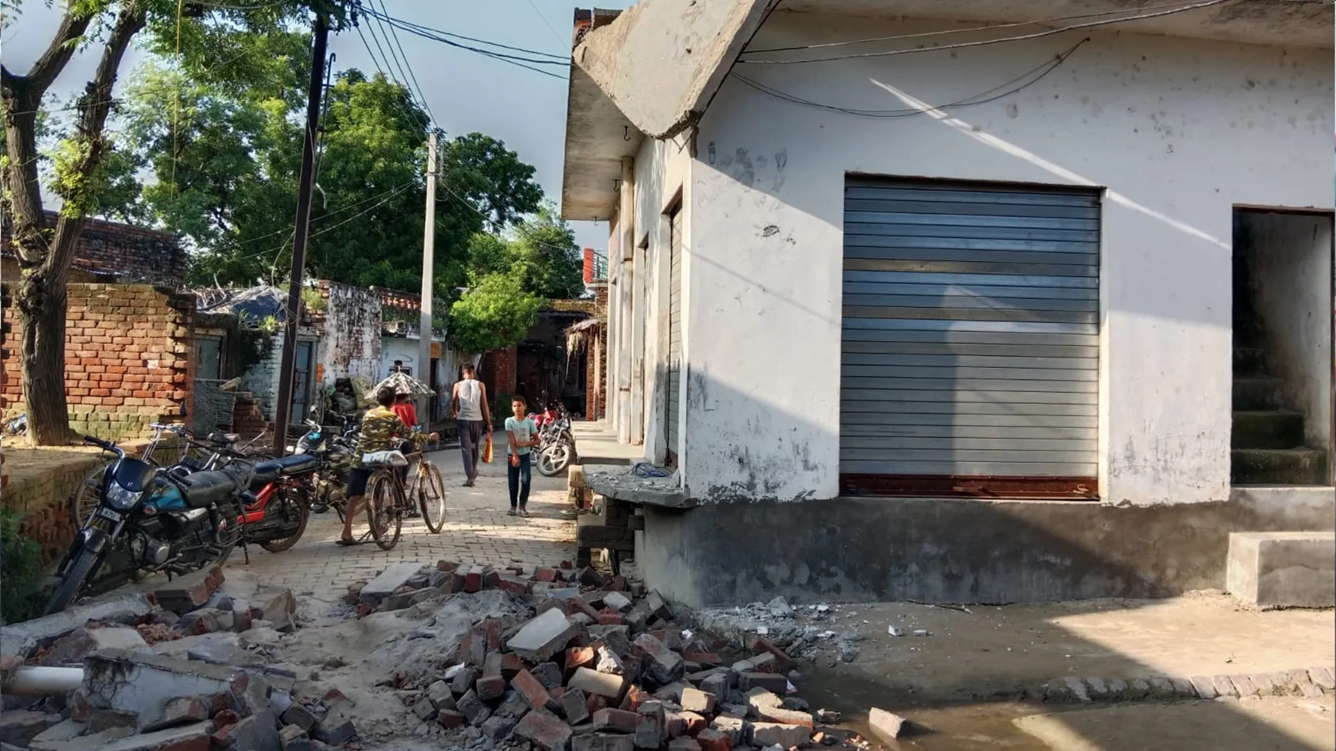 कासगंज: शौचालय का छज्जा गिरने से महिला की मलबे में दबकर मौत