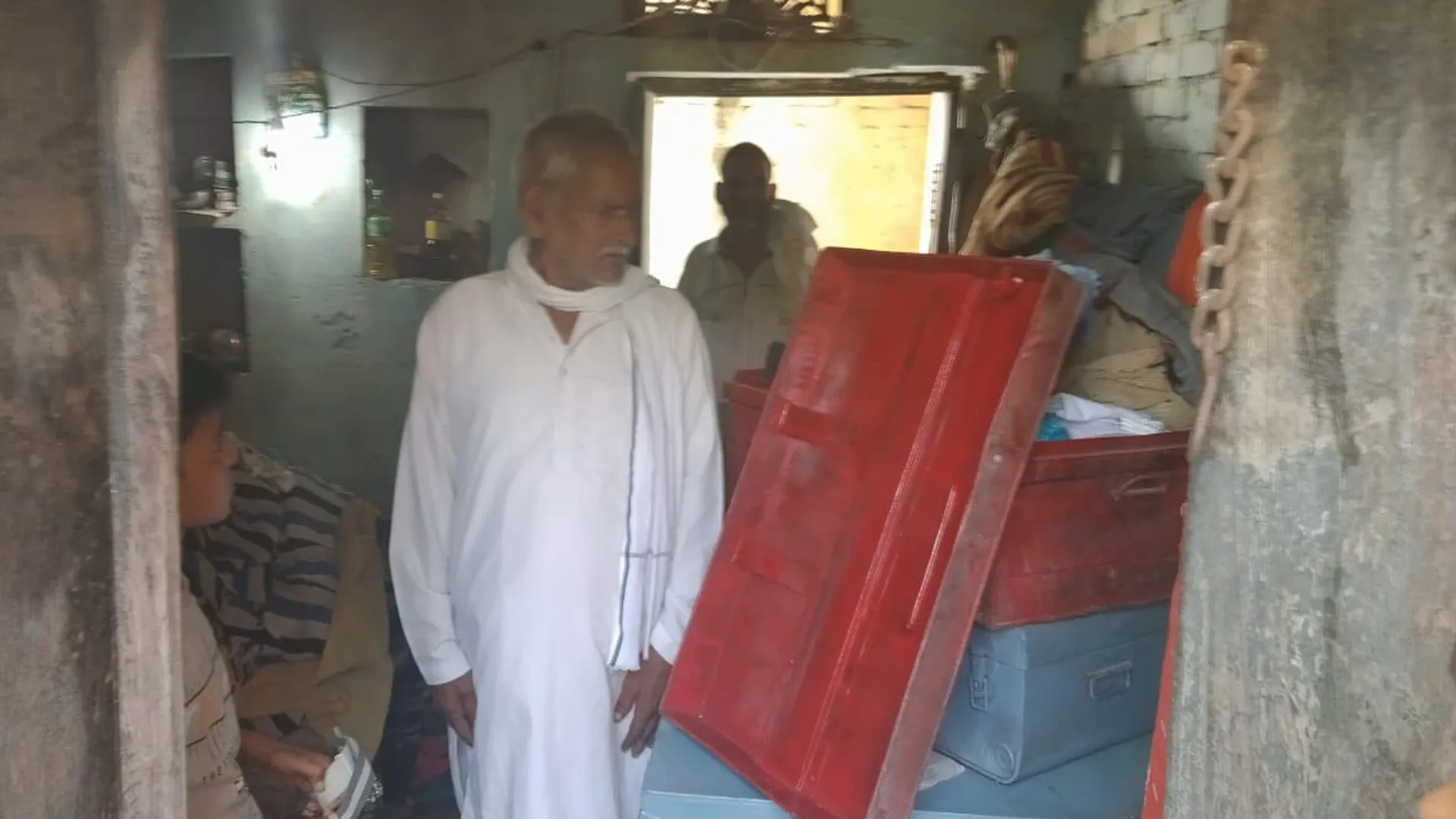 लखीमपुर खीरी: चोरों ने मिश्री डालकर पिया दूध और फिर बटोर ले गए लाखों का सामान 