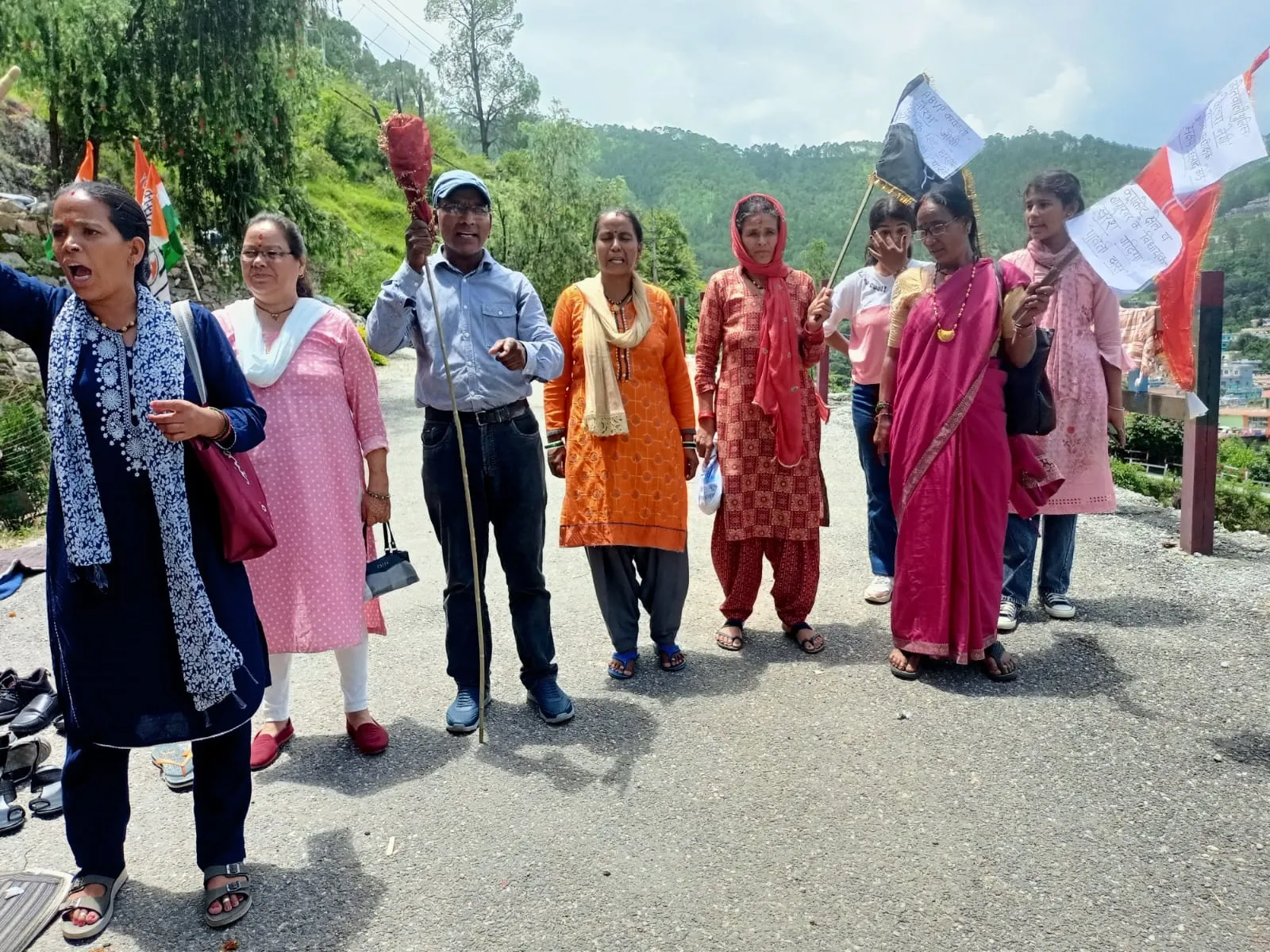 बागेश्वर: यहां छात्रों के परिजनों ने इस बात को लेकर एसपी कार्यालय में मां कोटगाड़ी का ध्वज स्थापित किया 