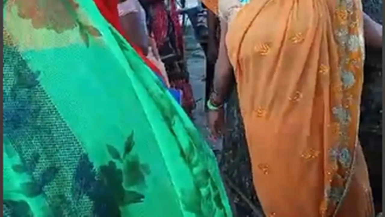 बहराइच: घर में प्रेमी संग रंगरलिया मना रही थी दो बच्चों की मां, घर वालों ने पेड़ से बांधकर दोनों को पीटा, वीडियो वायरल 