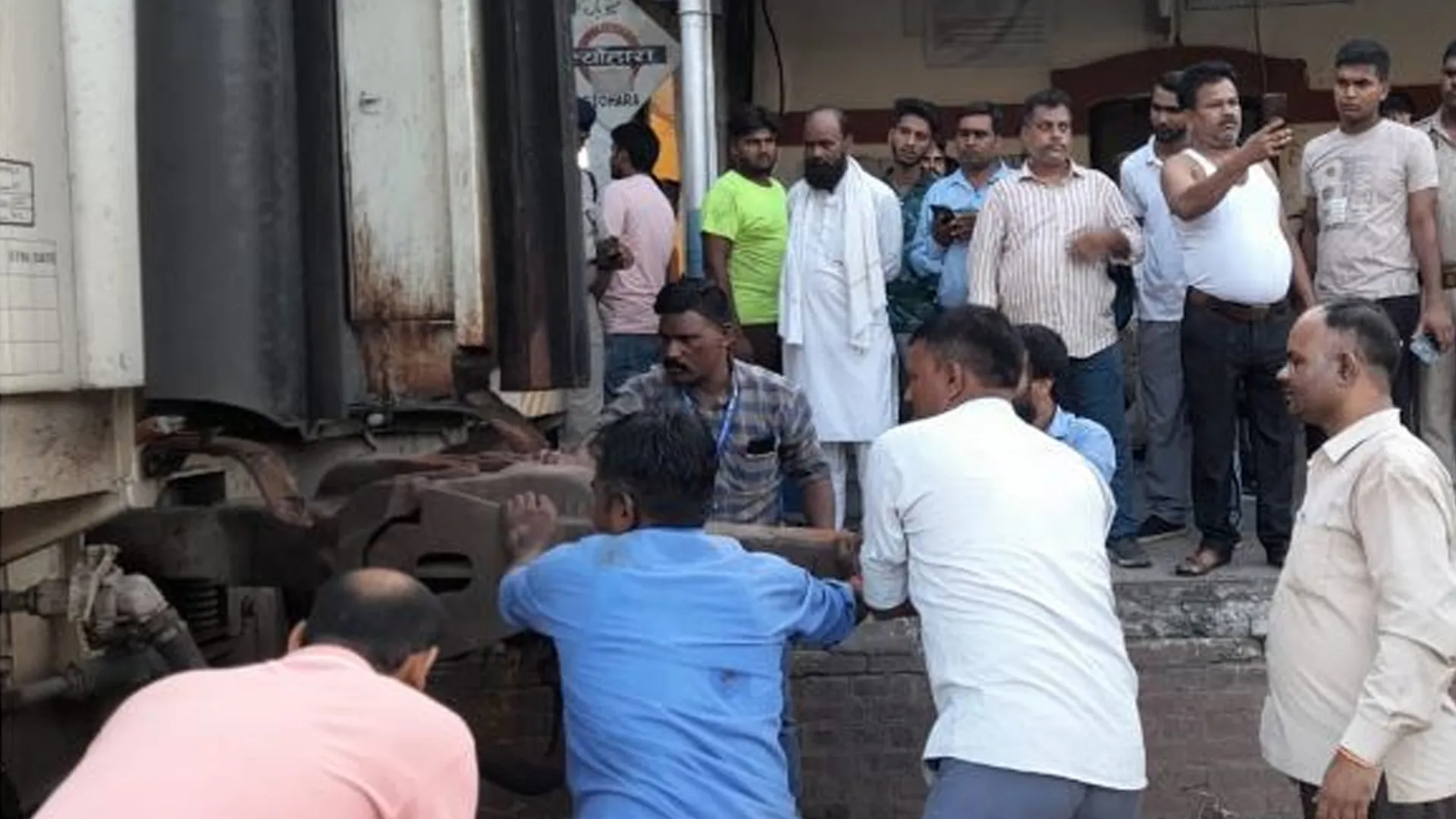 मुरादाबाद: बड़ा रेल हादसा टला, कपलिंग टूटने से दो हिस्सों में बंटी किसान एक्सप्रेस