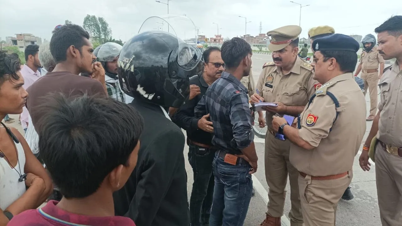 Fatehpur Accident: ट्रक ने बाइक में मारी टक्कर...मां-बेटे की मौत, एक घायल, हमीरपुर से बांदा जा रहे थे