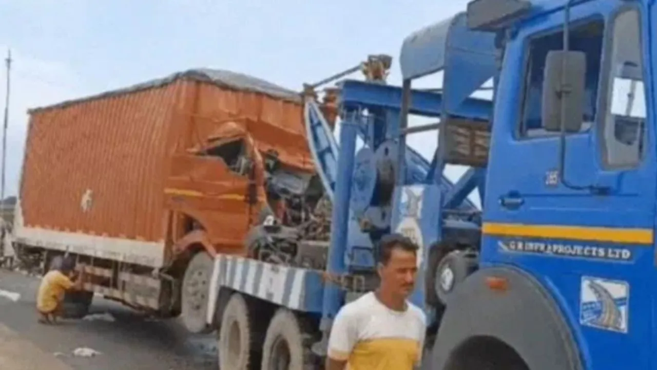 कन्नौज में अलीगढ़ हाईवे पर खड़े कंटेनर में पीछे से जा घुसी DCM...पांच की मौत, चालक लेदर लादकर कोलकात्ता जा रहा था