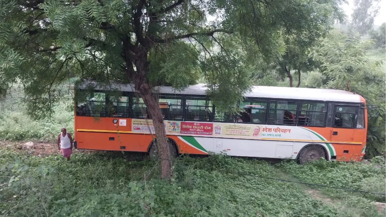 Unnao Accident: हाईवे पर अनियंत्रित बस खाई में घुसी...24 सवारियां बाल-बाल बची, चालक को झपकी आने से हुआ हादसा