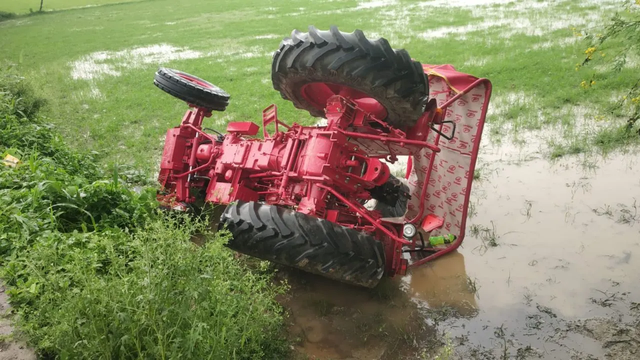 Kanpur Dehat Accident: तेज रफ्तार ट्रैक्टर खंती में पलटने से चालक की मौत...साथी गंभीर, हादसे के बाद मची चीख-पुकार