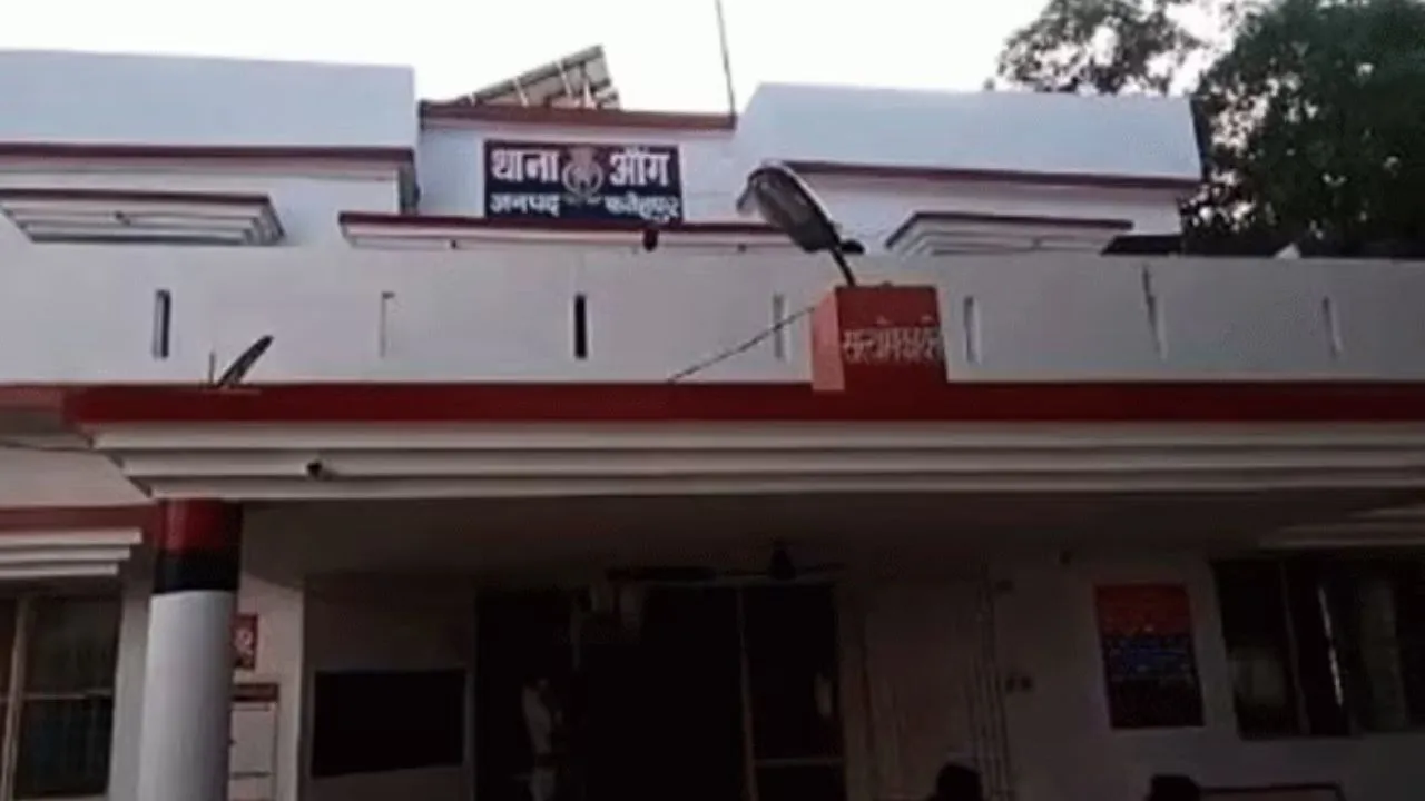 Fatehpur News: तालाब से नवजात के शव को कुत्ते खींचकर लाए...पॉलीथीन में भरकर फेंकने की चर्चा