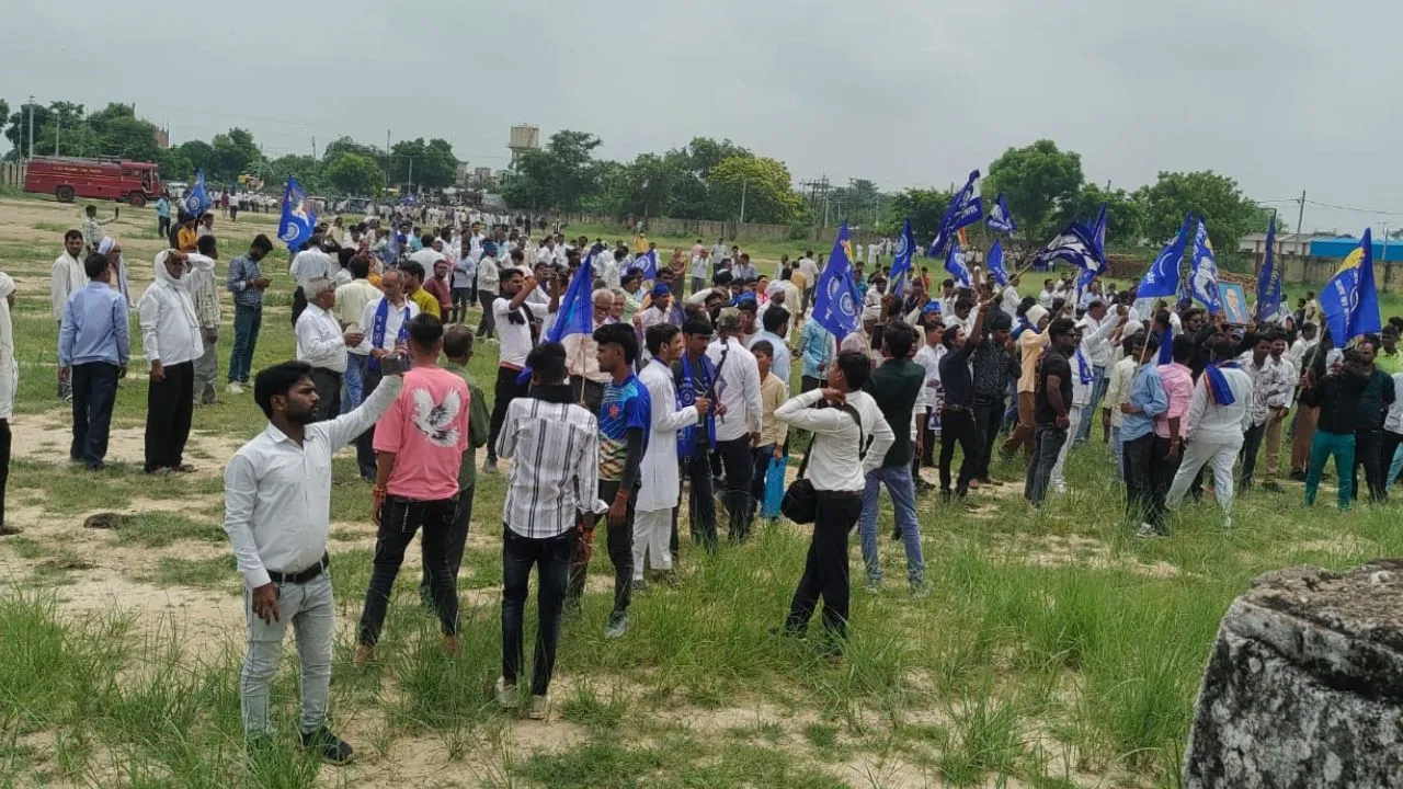 Bharat Bandh: औरैया में क्रीमीलेयर के विरोध में उतरी बसपा और भीम आर्मी...मुख्यालय पर प्रदर्शन कर जताया विरोध 