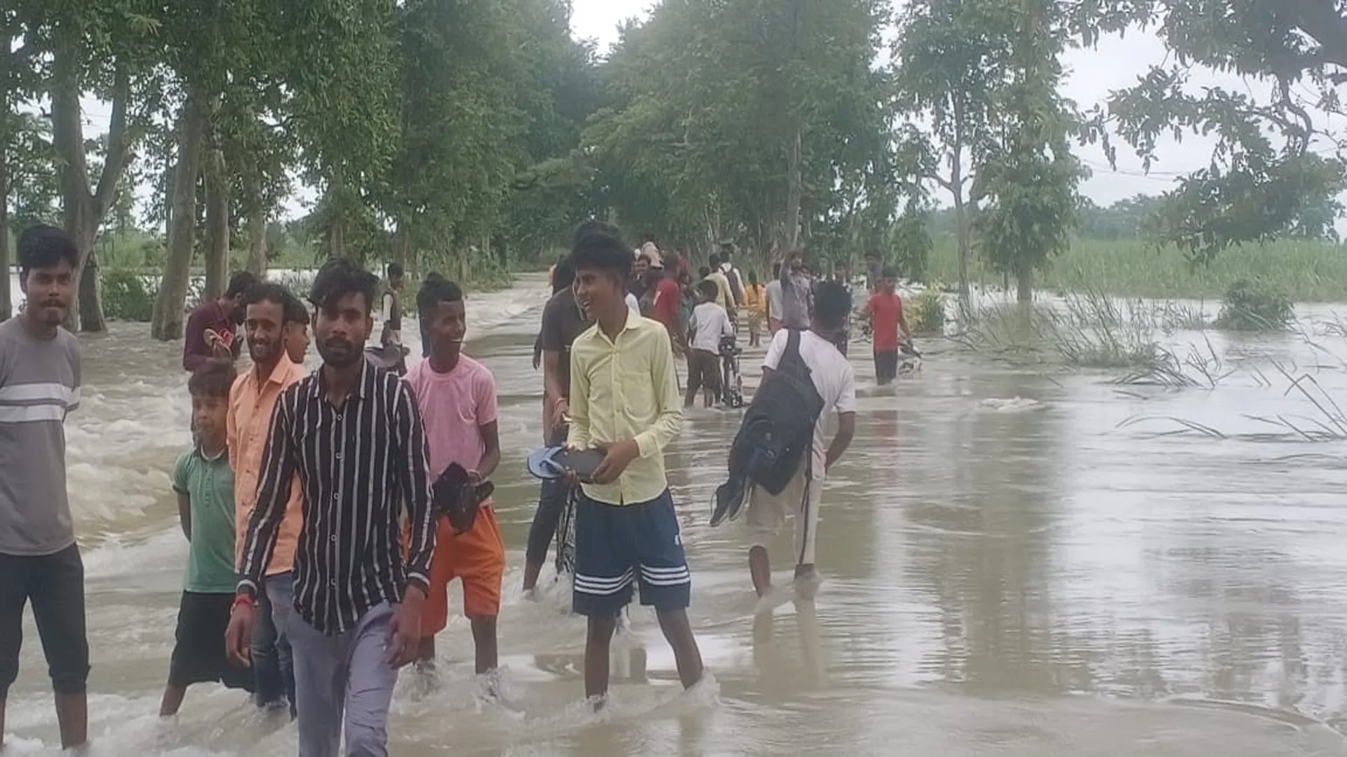 लखीमपुर खीरी:मोहाना नदी के उफनाने से 50 से अधिक गांवों में भरा पानी, रास्ते जलमग्न