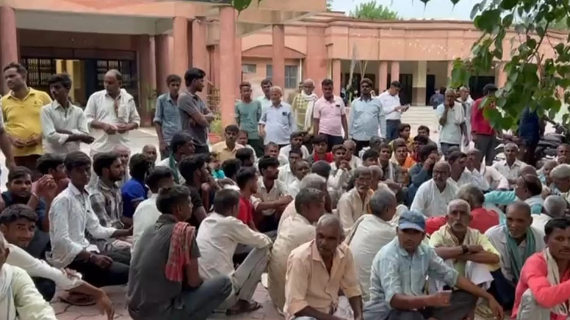 कासगंज : कोटेदार की दुकान की खुली बैठक निरस्त होने से ग्रामीण पहुंचे डीएम दफ्तर
