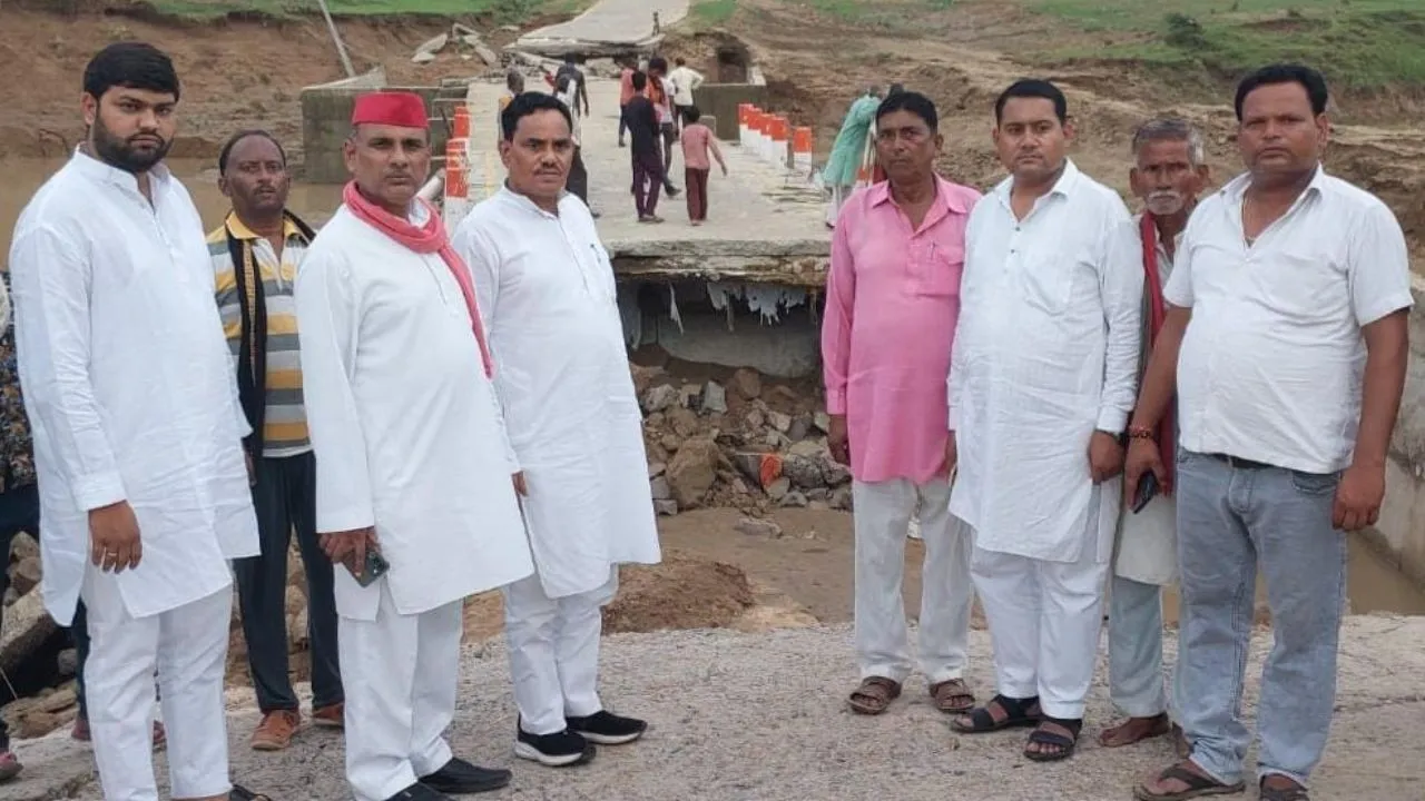 Banda News: पहली बारिश में ही बह गया रपटा, एक दर्जन मजरों का आवागमन बाधित