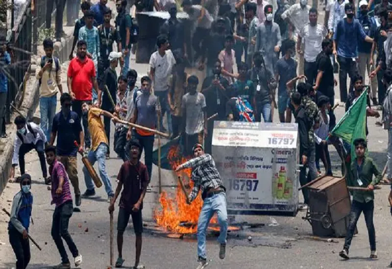 Bangladesh Protest : सुरक्षा को लेकर चिंतित बांग्लादेशी, डकैती और लूटपाट के डर से जाग कर गुजार रहे रातें 