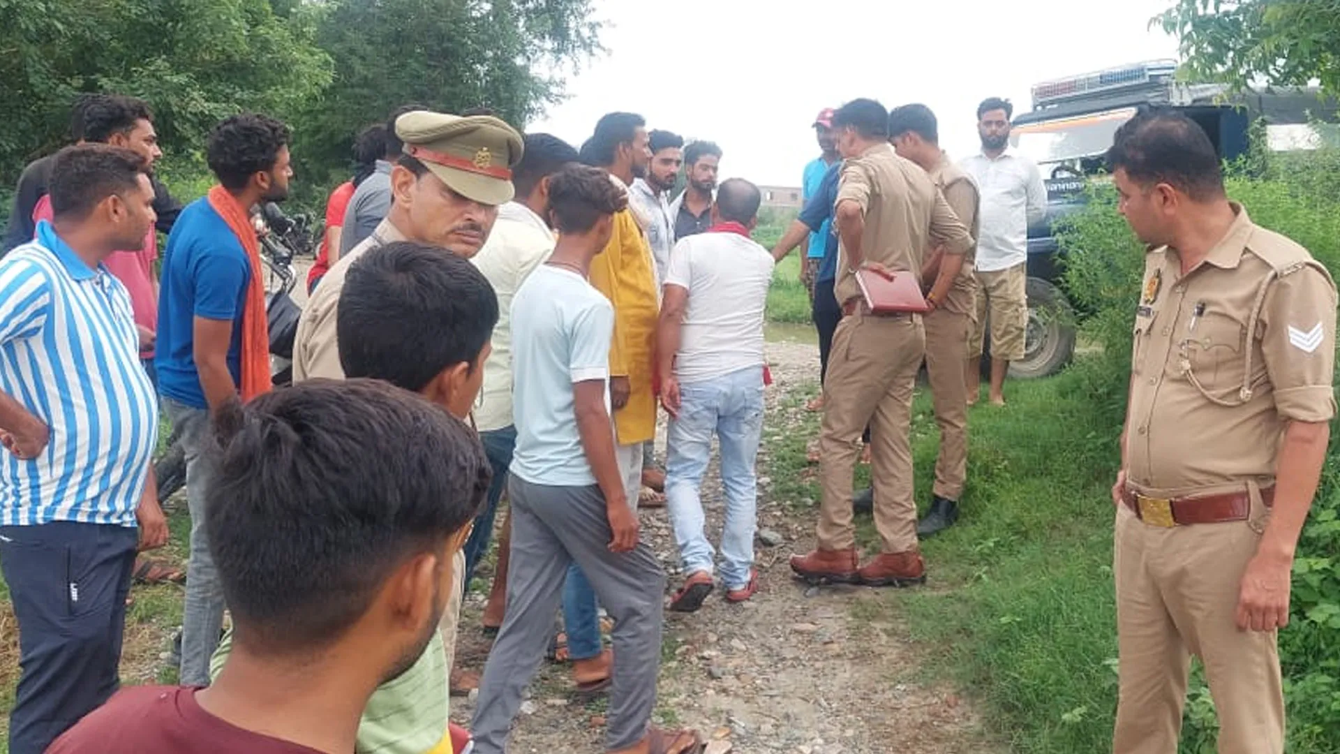 बदायूं: पशु व्यापारियों से बदमाशों ने दिन दहाड़े लूटे 50 हजार...