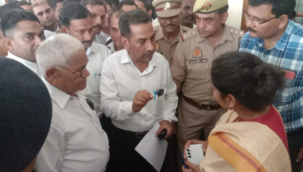 बदायूं : हरदोई में वरिष्ठ अधिवक्ता की हत्या पर बार एसोसिएशन ने किया प्रदर्शन