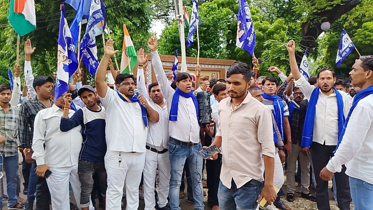 Bharat Bandh: उन्नाव में भारत बन्द का रहा मिलाजुला असर, कार्यकर्ताओं ने कलेक्ट्रेट पहुंच इनको सौंपा ज्ञापन