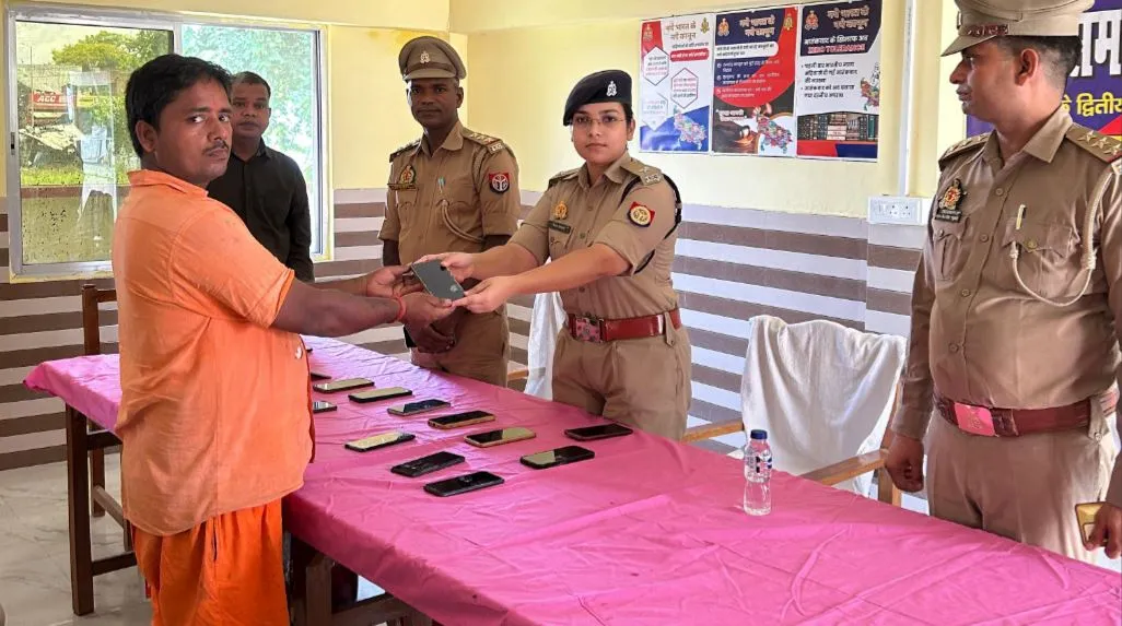 गोंडा: 1.12 लाख रुपये की कीमत के 12 एंड्रायड मोबाइल फोन तलाश कर पीड़ितों को लौटाया, लोगों ने कहा-थैंक्यू