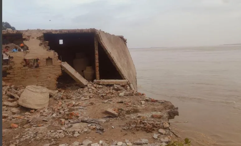 बाराबंकी: जलस्तर बढ़ने के साथ ही बबुरी गांव में कटान तेज, सुरक्षित ठिकानों की ओर पलायन कर रहे ग्रामीण