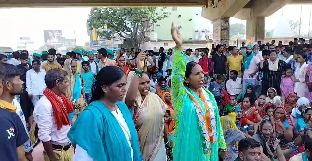 लखीमपुर खीरी: जमीन अधिग्रहण के विरोध में सड़क पर उतरे किसान, सीतापुर हाईवे जाम कर किया प्रदर्शन 